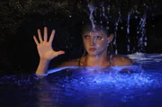 Rikki (Cariba Heine) versucht mit ihren magischen Kr&auml;ften zu verhindern, dass Ryan hinter das Geheimnis von Mako Island kommt.