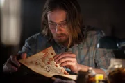 Ein mysteri&ouml;ses Buch entfesselt unheilvolle M&auml;chte, als Eric (Lou Taylor Pucci) laut daraus vorliest.
