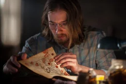 Ein mysteri&ouml;ses Buch entfesselt unheilvolle M&auml;chte, als Eric (Lou Taylor Pucci) laut daraus vorliest.