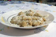 Auf Zypern kocht Georgia die mit Schweinehack und Zwiebeln gefüllten Teigtaschen Kaloirka. Auf Zypern kocht Georgia die mit Schweinehack und Zwiebeln gefüllten Teigtaschen Kaloirka.