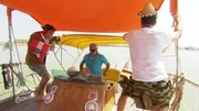 Andal (l.) auf dem Boot. Andal (l.) auf dem Boot.