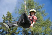 Katharina (Luise Bähr) mitten in der Seilrettung. Katharina (Luise Bähr) mitten in der Seilrettung.