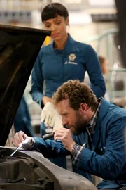 Mit einer "Wagen-Autopsie" und außergewöhnlichen Experimenten versuchen Cam (Tamara Taylor) und Hodgins (T.J. Thyne) die Todesursache des Männerrechtsaktivisten Emil Bradford zu ermitteln. Mit einer "Wagen-Autopsie" und außergewöhnlichen Experimenten versuchen Cam (Tamara Taylor) und Hodgins (T.J. Thyne) die Todesursache des Männerrechtsaktivisten Emil Bradford zu ermitteln.