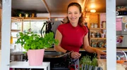 Ren&eacute; (Franziska Wulf) ist von ihren Reisen zur&uuml;ck und betreibt einen Foodtruck in K&ouml;ln.