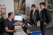 Radek (Hans-Werner Meyer, M.) und Alex (Aleksandar Radenkovic, r.) wollen von Leopold Brugger (Ole Eisfeld, l.) wissen, weshalb er Probleme mit seiner Mitarbeiterin Elisabeth Berkhoff hatte. Radek (Hans-Werner Meyer, M.) und Alex (Aleksandar Radenkovic, r.) wollen von Leopold Brugger (Ole Eisfeld, l.) wissen, weshalb er Probleme mit seiner Mitarbeiterin Elisabeth Berkhoff hatte.