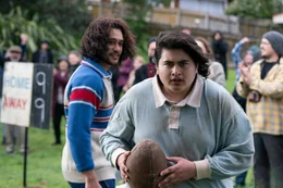 Weil Jamie (James Rolleston, l.) das Training &uuml;bernommen hat, ist Josh (Julian Dennison, r.) nun auch im Rugbyteam der Schule.