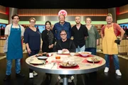 Gruppenfoto von links: Kandidaten Tobias H&ouml;fken, Victoria Hecker, Sareia Sayed, Moderator Bj&ouml;rn Freitag, Juror Max Strohe, Kandidaten Lucas Schacht, Vera Melzer und Dirk Trosdorf