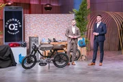 Marvin Rau (l.) und Michael Szpitalny pr&auml;sentieren das Elektrokleinkraftrad im Retrostil Metorbike. Sie erhoffen sich ein Investment von 500.000 Euro f&uuml;r 17 Prozent der Firmenanteile.  +++