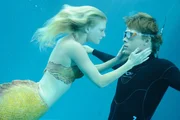Rikki (Cariba Heine) rettet Will (Luke Mitchell) aus 60m Tiefe. Rikki (Cariba Heine) rettet Will (Luke Mitchell) aus 60m Tiefe.