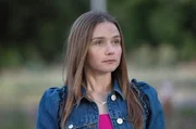 Der Tod ihrer Schwester hat Emma (Jessica Barden) verändert. Der Tod ihrer Schwester hat Emma (Jessica Barden) verändert.