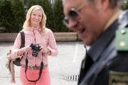 Reimund Girwidz (Michael Brandner, rechts) lässt sich mit Hund Erwin von Barbara Hansen (Monika Gruber) für einen Artikel in der Lokalpresse ablichten. Reimund Girwidz (Michael Brandner, rechts) lässt sich mit Hund Erwin von Barbara Hansen (Monika Gruber) für einen Artikel in der Lokalpresse ablichten.