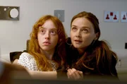 Emma (Jessica Barden, re.) steht ihrer Schwester Joey (Lily Newmark, li.) bei, als sie im Krankenhaus eine erschütternde Diagnose erhält. Emma (Jessica Barden, re.) steht ihrer Schwester Joey (Lily Newmark, li.) bei, als sie im Krankenhaus eine erschütternde Diagnose erhält.