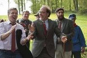 J&auml;hrlich findet ein Dorfritual statt, der "Schnadegang", an dem alle Grenzsteine des Dorfes abgegangen werden. Der EU-Parlamentarier R&uuml;diger Stratmann (Klaus Zmorek, l.), der Notar Kompernass (Martin Brambach, M.) und der Gem&uuml;seh&auml;ndler Mehmet &Ouml;czmedin (Kida Khodr Ramadan, r.) wollen, dass Tom und sein Sohn mitgehen ...