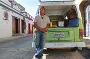 Edgar Coronado de Léon mit seinem Foodtruck, aus dem er Tamales, mexikanische Maisfladen, in San Cristobal de las Casas verkauft. Edgar Coronado de Léon mit seinem Foodtruck, aus dem er Tamales, mexikanische Maisfladen, in San Cristobal de las Casas verkauft.