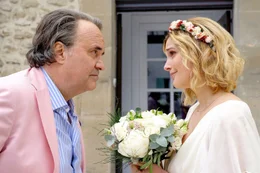 Charles (Gr&eacute;goire Bonnet, l.) spricht sich zwar gegen die Hochzeit seiner Tochter Lou (Camille Lou, r.) aus, richtet aber dennoch ihre Feier auf seinem Anwesen aus.