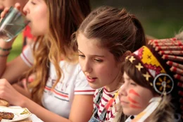 Chlo&eacute; bekommt ausgerechnet w&auml;hrend der Abwesenheit ihrer Mutter erstmals ihre Periode. Von links: Emma (Eve Margnat), Chlo&eacute; (Violette Guillon) und Maxime (Ilan Debrabant)