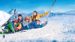 Weil seine Frau aus beruflichen Gr&uuml;nden verhindert ist, muss Antoine alleine mit den Kindern in den Skiurlaub fahren, der erwartungsgem&auml;&szlig; ausartet. Von links: Maxime (Ilan Debrabant), Arthur (Swan Joulin), Jojo (Evan Paturel), Chlo&eacute; (Violette Guillon), Antoine (Franck Dubosc)