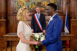 Lou (Camille Lou, l.) und Max (Ahmed Sylla, r.) w&uuml;nschen sich eine Hochzeit im kleinsten Kreis.