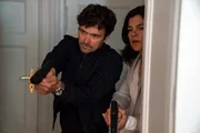Alex (Aleksandar Radenkovic) und Mina (Jasmin Tabatabai) überprüfen die Wohnung von Elisabeth Berkhoff, deren Tür offenstand. Alex (Aleksandar Radenkovic) und Mina (Jasmin Tabatabai) überprüfen die Wohnung von Elisabeth Berkhoff, deren Tür offenstand.