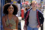 Jess (Sophia Brown) und Ben (Harry Lawtey, im Hintergrund) haben beide den Bus knapp verpasst.