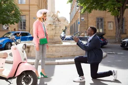 Max (Ahmed Sylla, r.) &uuml;berrascht Lou (Camille Lou, l.) mit einem Heiratsantrag, um ihre Chancen auf ein Adoptivkind zu erh&ouml;hen.
