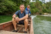 Der Touristenf&uuml;hrer Georg Friedrichs (l.) f&auml;hrt im Holzboot den R&iacute;o Chagres hinauf. Sein Ziel ist das indigene Dorf Ember&aacute; Drua, das er regelm&auml;&szlig;ig mit Touristen besucht.