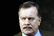 Der neureiche Schlossbesitzer Terence Charteris (Nicky Henson).