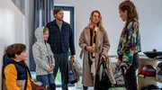 Eva (Marie Burchard, 2.v.re.) hat Mads (Sebastian Str&ouml;bel, Mitte) gerade erst kennengelernt und ist schon Teil seiner ungew&ouml;hnlichen Patchwork-WG mit Ren&eacute; (Franziska Wulf, re.) und ihren Kindern Oscar (Thias Dertinger) und Lola (Thurid Charlotte Funck).