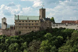 Bedeutende historische Ereignisse wie der Aufenthalt der heiligen Elisabeth, der S&auml;ngerkrieg und Luthers Bibel&uuml;bersetzung pr&auml;gen die Geschichte der Burg.