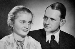 Was braucht es, um Widerstand zu leisten? 80 Jahre nach dem gescheiterten Attentat auf Adolf Hitler am 20. Juli 1944 erz&auml;hlen Nachfahren die Geschichten ihrer Familien. Es sind die Geschichten mutiger Frauen. Sei es, dass sie selbst aktiv den Widerstand gegen den Nationalsozialismus unterst&uuml;tzen, sei es, dass sie die Familien zusammenhielten und Hoffnung gaben. Von diesen oft vergessenen Heldinnen erz&auml;hlt die Reportage. Sie waren Sekret&auml;rinnen, Sportlerinnen, M&uuml;tter und riskierten alles f&uuml;r ein Ende des Nazi-Terrors. - Luitgarde von Bismarck mit ihrem Mann Fabian von Schlabrendorff, gemeinsam besuchten sie Churchill.