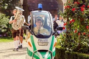 Großes Maibaumfest: Meier (Lars Weström) geleitet den zweiten Maibaum in den Klosterhof. Großes Maibaumfest: Meier (Lars Weström) geleitet den zweiten Maibaum in den Klosterhof.