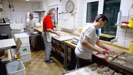 B&auml;cker Harald Metscher und sein Team backen zum letzten Mal f&uuml;r ihre Kunden. Ab morgen ist ihre Traditionsb&auml;ckerei in Langenweddingen geschlossen.  +++ Die Verwendung des sendungsbezogenen Materials ist nur mit dem Hinweis und Verlinkung auf RTL+ gestattet. +++