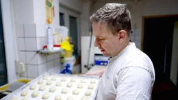 Traditionsb&auml;cker-Mitarbeiter backt zum letzten Mal. Ab morgen ist die Traditionsb&auml;ckerei in Langenweddingen geschlossen.  +++ Die Verwendung des sendungsbezogenen Materials ist nur mit dem Hinweis und Verlinkung auf RTL+ gestattet. +++; Traditionsb&auml;cker-Mitarbeiter backt zum letzten Mal. Ab morgen ist die Traditionsb&auml;ckerei in Langenweddingen geschlossen.  +++ Die Verwendung des sendungsbezogenen Materials ist nur mit dem Hinweis und Verlinkung auf RTL+ gestattet. +++