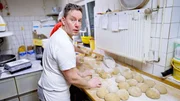 Die Mitarbeiter von B&auml;cker Harald Metscher backen zum letzten Mal f&uuml;r ihre Kunden. Ab morgen ist die Traditionsb&auml;ckerei in Langenweddingen geschlossen.  +++ Die Verwendung des sendungsbezogenen Materials ist nur mit dem Hinweis und Verlinkung auf RTL+ gestattet. +++; Die Mitarbeiter von B&auml;cker Harald Metscher backen zum letzten Mal f&uuml;r ihre Kunden. Ab morgen ist die Traditionsb&auml;ckerei in Langenweddingen geschlossen.  +++ Die Verwendung des sendungsbezogenen Materials ist nur mit dem Hinweis und Verlinkung auf RTL+ gestattet. +++