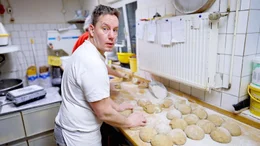 Die Mitarbeiter von B&auml;cker Harald Metscher backen zum letzten Mal f&uuml;r ihre Kunden. Ab morgen ist die Traditionsb&auml;ckerei in Langenweddingen geschlossen.  +++ Die Verwendung des sendungsbezogenen Materials ist nur mit dem Hinweis und Verlinkung auf RTL+ gestattet. +++; Die Mitarbeiter von B&auml;cker Harald Metscher backen zum letzten Mal f&uuml;r ihre Kunden. Ab morgen ist die Traditionsb&auml;ckerei in Langenweddingen geschlossen.  +++ Die Verwendung des sendungsbezogenen Materials ist nur mit dem Hinweis und Verlinkung auf RTL+ gestattet. +++