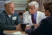 Claudes (l.) Flucht aus dem Gef&auml;ngnis wurde aufgedeckt. Doch Mark (Dick Van Dyke, M.) und Steve (Barry Van Dyke, r.) wissen, dass er unschuldig ist und wollen ihm helfen.