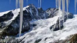 "Am Eisstrom des Gro&szlig;glockner", In den Hochalpen gibt es nur wenige Orte, wo unber&uuml;hrte Natur und Zivilisation so dicht nebeneinander liegen wie am Gro&szlig;glockner. Seit die Hochalpenstra&szlig;e gebaut wurde, fahren Jahr f&uuml;r Jahr zigtausende Touristen bequem mit dem Auto zum majest&auml;tischen Gipfel, an dessen Fu&szlig; die Pasterze liegt, &Ouml;sterreichs gr&ouml;&szlig;ter Gletscher, der Jahr f&uuml;r Jahr mehr an Masse verliert. Matti Bauer besucht Menschen, die am Rande des Gletschers wohnen: Bergf&uuml;hrer, Nationalparkbetreuer, Wirte und Schafbauern.Jeder hat seine eigene Sicht von der Pasterze, die in fr&uuml;herer Zeit laut einer Legende schon einmal eine gr&uuml;ne Weide gewesen sein soll. Am Ufer des Eisstroms ist ein Film &uuml;ber Menschen, die am und vom Gletscher leben und sich um ihn sorgen. Keinem von ihnen ist das Schicksal der Pasterze gleichg&uuml;ltig. Aber ihre Interessen sind unterschiedlich, manchmal sogar gegens&auml;tzlich.  SENDUNG: ORF3 - MI - 09.12.2020 - 12:15 UHR. - Veroeffentlichung fuer Pressezwecke honorarfrei ausschliesslich im Zusammenhang mit oben genannter Sendung oder Veranstaltung des ORF bei Urhebernennung.