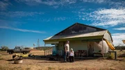 Dass mitten in den indigenen Gebieten von Queensland ein US-amerikanischer Militärstützpunkt errichtet werden soll, stößt bei den Landbesitzern zunächst auf Ablehnung. Tom (Aaron Pedersen, li.) hilft dabei, ihnen den Kompromiss von Alex nahezubringen. Dass mitten in den indigenen Gebieten von Queensland ein US-amerikanischer Militärstützpunkt errichtet werden soll, stößt bei den Landbesitzern zunächst auf Ablehnung. Tom (Aaron Pedersen, li.) hilft dabei, ihnen den Kompromiss von Alex nahezubringen.