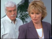 Mark (Dick Van Dyke, l.) konfrontiert Clare (Brynn Thayer, r.) mit seinem Verdacht, dass sie ihren Mann Robert ermordet hat ...