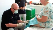 Eine Doppelkammer-Spritze mit zwei verschiedenen Hyalurons&auml;uren kann den Gelenkverschlei&szlig; hinausz&ouml;gern.
