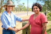 Die australische Premierministerin Rachel Anderson (Rachel Griffiths, li.) scheut keine M&uuml;he, um Alex Irving (Deborah Mailman, re.) in den Senat zu holen. Dass sie daf&uuml;r h&ouml;chstpers&ouml;nlich nach Winton reist, &uuml;berzeugt Alex schlie&szlig;lich.