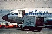 Die entführte Lufthansa-Maschine "Landshut" auf dem Flughafen von Dubai. Palästinensische Terroristen um Zohir Youssif Akache hatten das deutsche Flugzeug nach Mogadischu/Somalia entführt, um Mitglieder der Roten Armee Fraktion (RAF) freizupressen. Die deutsche Grenzschutzgruppe 9 (GSG 9) konnte die Geiseln befreien. Die entführte Lufthansa-Maschine "Landshut" auf dem Flughafen von Dubai. Palästinensische Terroristen um Zohir Youssif Akache hatten das deutsche Flugzeug nach Mogadischu/Somalia entführt, um Mitglieder der Roten Armee Fraktion (RAF) freizupressen. Die deutsche Grenzschutzgruppe 9 (GSG 9) konnte die Geiseln befreien.