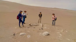 Ein Team von Arch&auml;ologen unter Leitung der Arch&auml;ologin Daniela Valenzuela (li.) in der Atacama-W&uuml;ste nahe der Stadt Arica im Norden Chiles. Das Team ist auf der Suche nach Spuren, die Auskunft &uuml;ber die r&auml;tselhaften Geoglyphen der Atacama-W&uuml;ste geben.