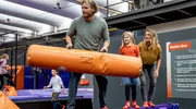 Weil Rene einen Babysitter f&uuml;r die Kinder braucht, nimmt Mads (Sebastian Str&ouml;bel) Eva (Marie Burchard) mit zu einem ungew&ouml;hnlichen ersten Date mit Oscar und Lola (Thurid Charlotte Funck).