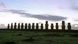 Die weltbekannten, kolossalen Steinstatuen der Osterinsel werden Moai genannt. Michael Stocks und das Team aus dem Studio Rio de Janeiro haben sich auf die Spuren der Rapa Nui begeben.