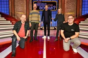 Moderator Kai Pflaume (M.) und seine Rateteam-Kapit&auml;ne Bernhard Ho&euml;cker (l.) und Elton (r.) begr&uuml;&szlig;en in dieser Sendung den Schauspieler Christoph Maria Herbst (2.v.l.) und die Schauspielerin Diana Staehly (2.v.r.).