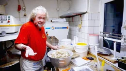 B&auml;cker Harald Metscher backt zum letzten Mal f&uuml;r seine Kunden. Ab morgen ist die Traditionsb&auml;ckerei in Langenweddingen geschlossen.  +++ Die Verwendung des sendungsbezogenen Materials ist nur mit dem Hinweis und Verlinkung auf RTL+ gestattet. +++; B&auml;cker Harald Metscher backt zum letzten Mal f&uuml;r seine Kunden. Ab morgen ist die Traditionsb&auml;ckerei in Langenweddingen geschlossen.  +++ Die Verwendung des sendungsbezogenen Materials ist nur mit dem Hinweis und Verlinkung auf RTL+ gestattet. +++