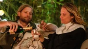 Die sch&ouml;ne &bdquo;Nonne&ldquo; Eva (Marie Burchard, re.) hat sich auf Mads&lsquo; (Sebastian Str&ouml;bel, li.) Firmenfeier eingeschleust.