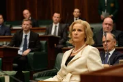 Premierministerin Rachel Anderson (Rachel Griffiths) ist schockiert: Ein erneutes Misstrauensvotum gegen sie droht ihre Regierung zu zerstören. Premierministerin Rachel Anderson (Rachel Griffiths) ist schockiert: Ein erneutes Misstrauensvotum gegen sie droht ihre Regierung zu zerstören.