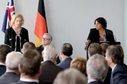 Senatorin Alex Irving (Deborah Mailman, re.) verteidigt den Gesetzentwurf zum Militärstützpunkt vor dem Parlament. Während die Premierministerin (Rachel Griffiths, li.) ihr zur Seite steht, kommt besonders vom rechten Oppositionellen Damian Bauer Gegenwind. Senatorin Alex Irving (Deborah Mailman, re.) verteidigt den Gesetzentwurf zum Militärstützpunkt vor dem Parlament. Während die Premierministerin (Rachel Griffiths, li.) ihr zur Seite steht, kommt besonders vom rechten Oppositionellen Damian Bauer Gegenwind.